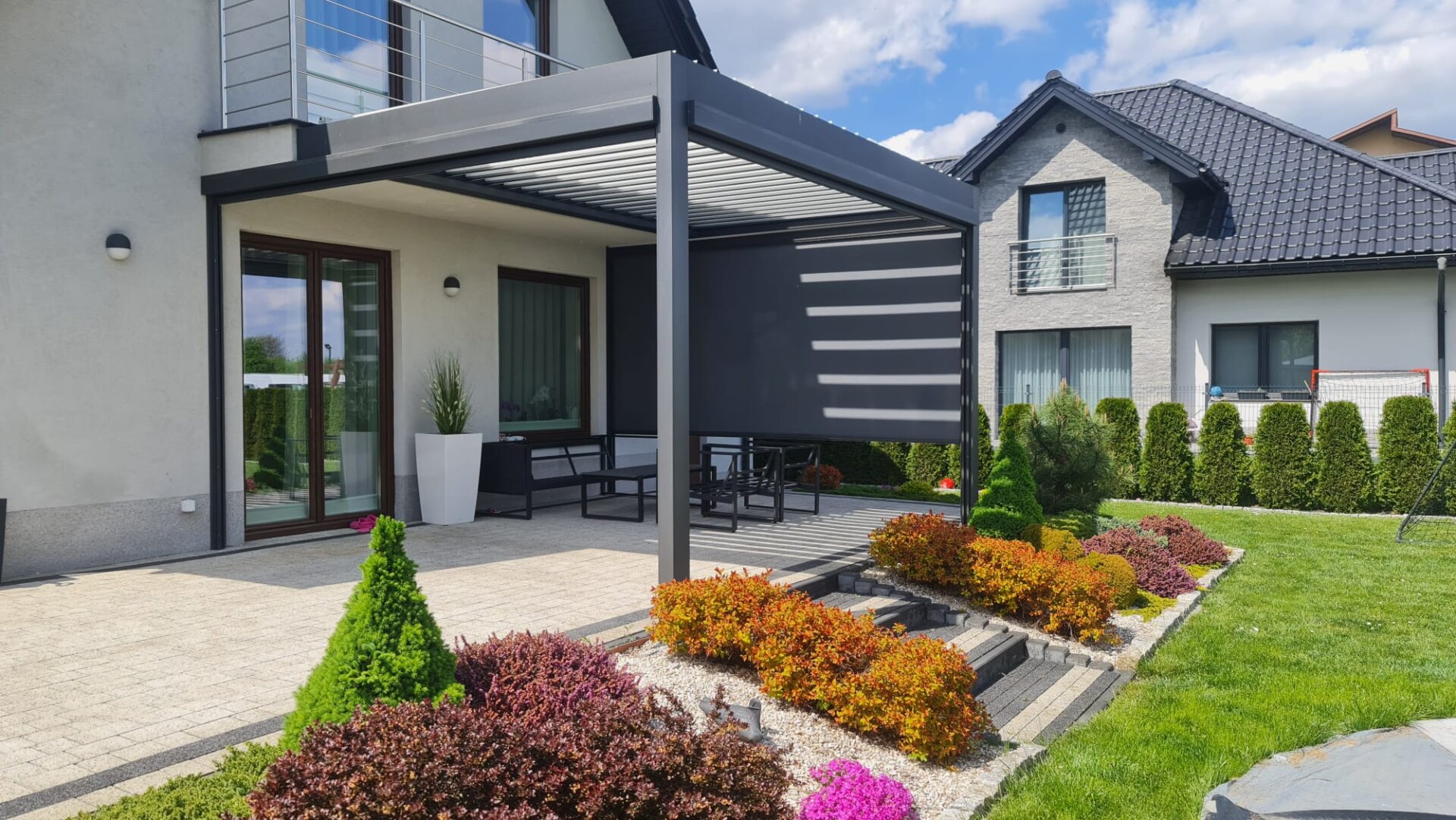 Pergola aluminiowa z regulowanym dachem lamelowym i zabudową boczną